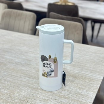  ترمس تقديم أنيق بلون أبيض عصري، مزين برسومات ملونة مستوحاة من أجواء رمضان 1لتر 