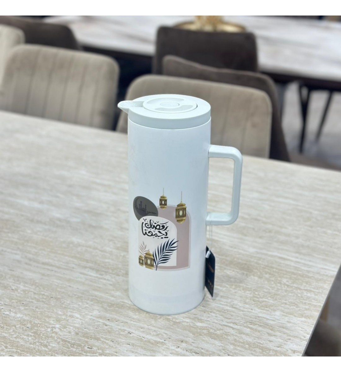 ترمس تقديم أنيق بلون أبيض عصري، مزين برسومات ملونة مستوحاة من أجواء رمضان 1لتر ترمس تقديم أنيق بلون أبيض عصري، مزين برسومات ملونة مستوحاة من أجواء رمضان 1لتر