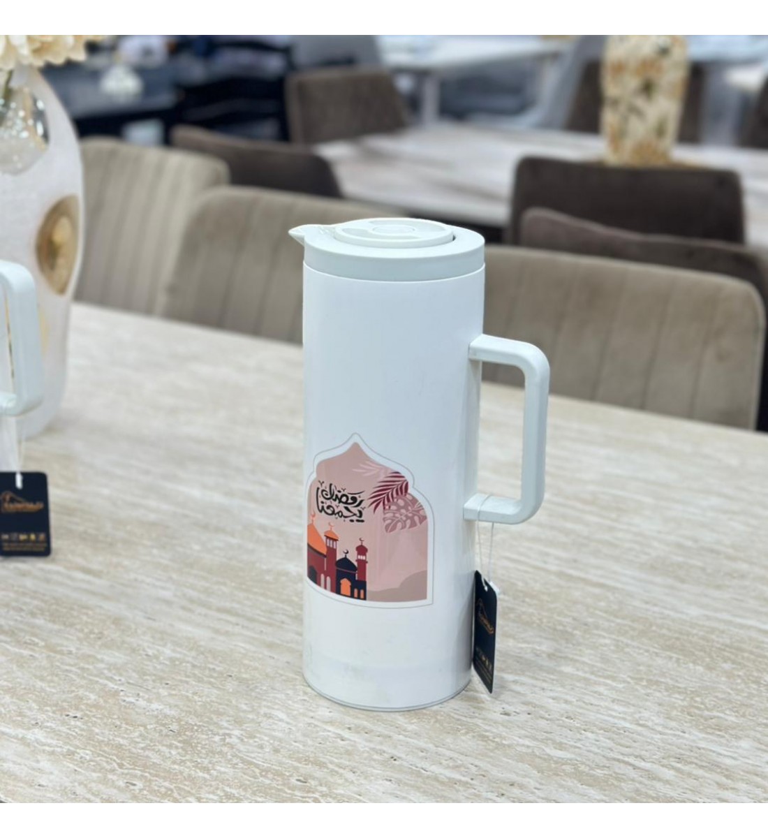 ترمس تقديم أنيق بلون أبيض عصري، مزين برسومات ملونة مستوحاة من أجواء رمضان 1لتر 