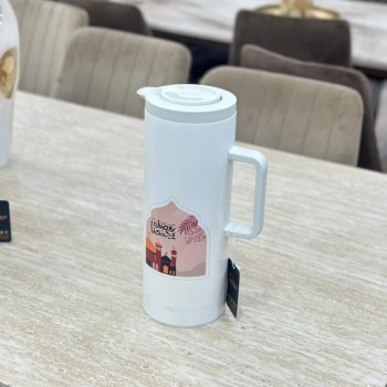  ترمس تقديم أنيق بلون أبيض عصري، مزين برسومات ملونة مستوحاة من أجواء رمضان 1لتر 