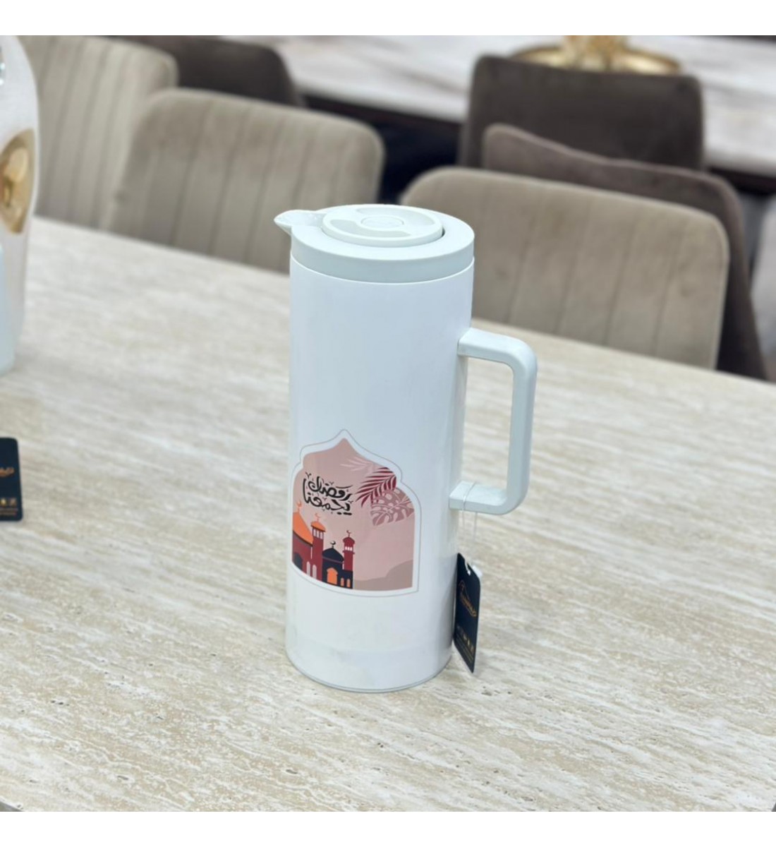  ترمس تقديم أنيق بلون أبيض عصري، مزين برسومات ملونة مستوحاة من أجواء رمضان 1لتر 