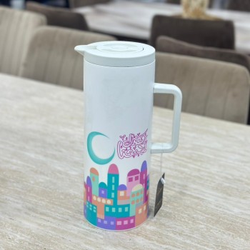  ترمس تقديم أنيق بلون أبيض عصري، مزين برسومات ملونة مستوحاة من أجواء رمضان 1لتر 