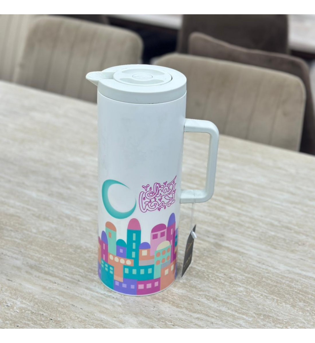  ترمس تقديم أنيق بلون أبيض عصري، مزين برسومات ملونة مستوحاة من أجواء رمضان 1لتر 