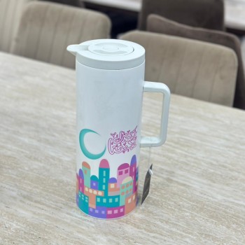  ترمس تقديم أنيق بلون أبيض عصري، مزين برسومات ملونة مستوحاة من أجواء رمضان 1لتر 