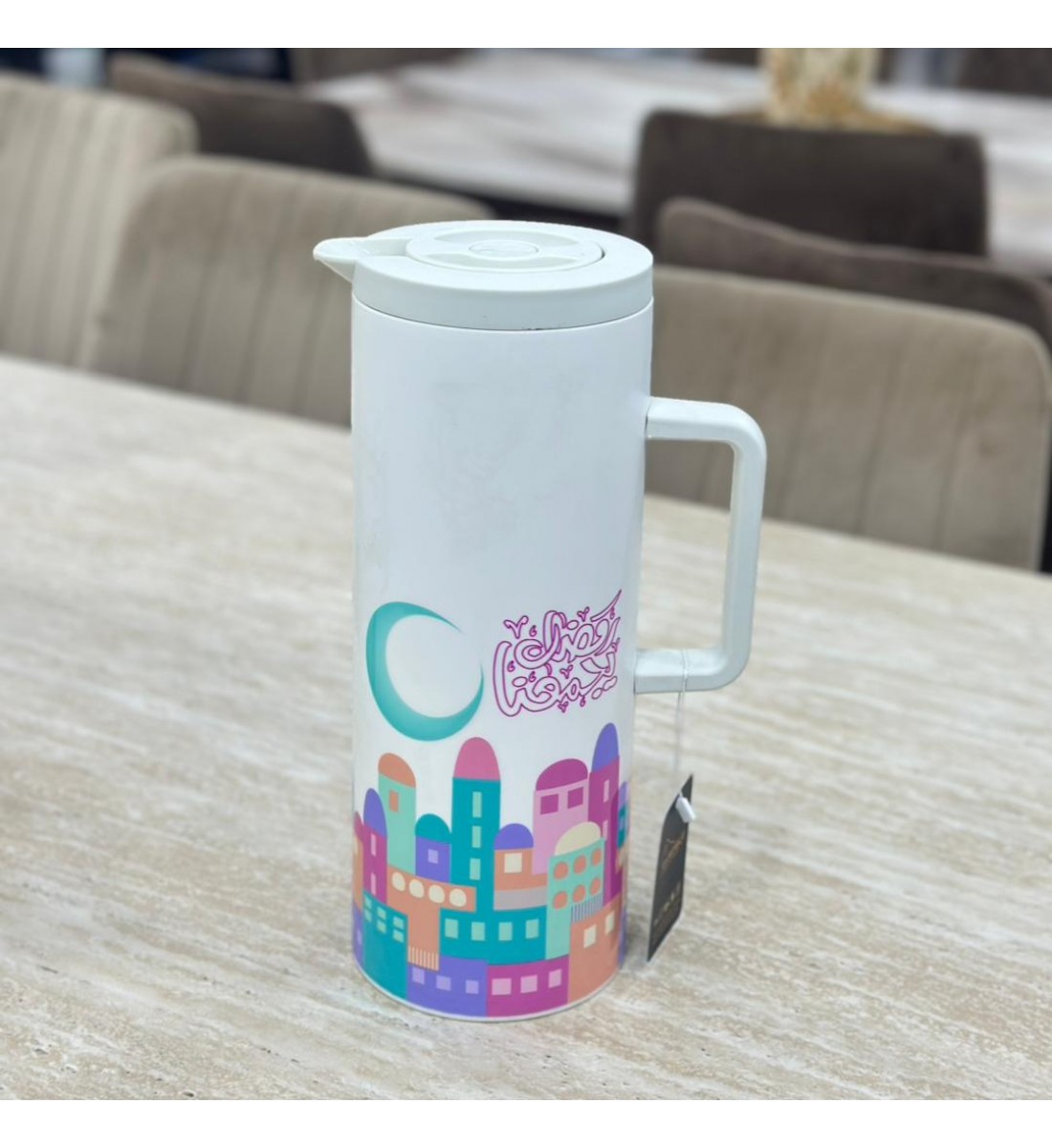  ترمس تقديم أنيق بلون أبيض عصري، مزين برسومات ملونة مستوحاة من أجواء رمضان 1لتر 
