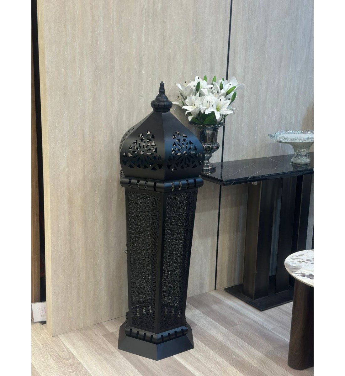  فانوس ديكوري أرضي بتصميم شرقي فاخر، مصنوع من المعدن باللون الأسود مع نقوش هندسية أنيقة تسمح بمرور الضوء بشكل جميل 132سم 