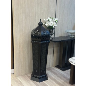  فانوس ديكوري أرضي بتصميم شرقي فاخر، مصنوع من المعدن باللون الأسود مع نقوش هندسية أنيقة تسمح بمرور الضوء بشكل جميل 132سم 