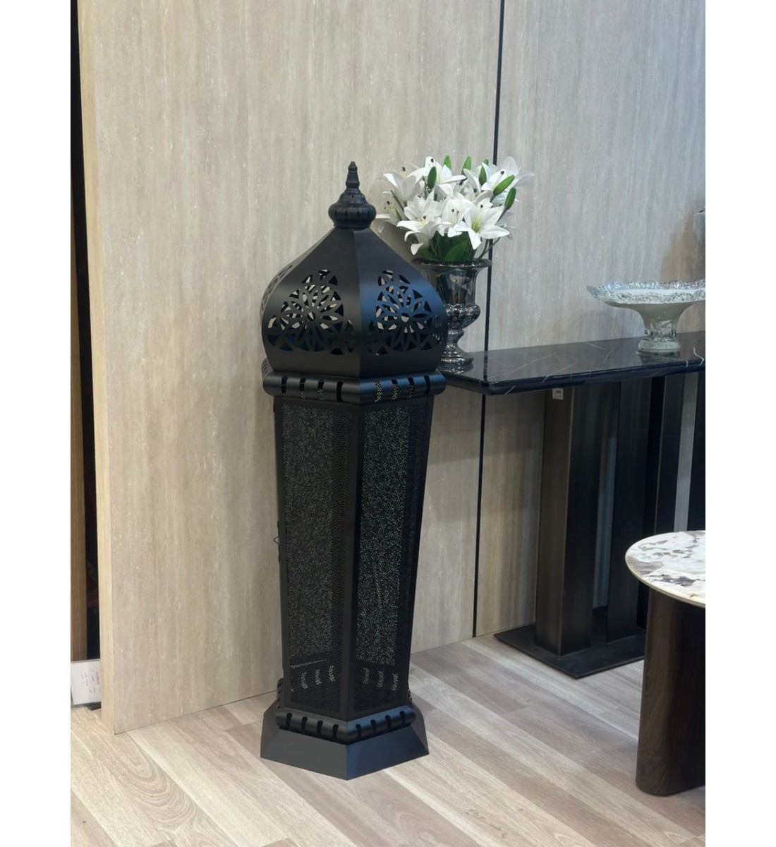  فانوس ديكوري أرضي بتصميم شرقي فاخر، مصنوع من المعدن باللون الأسود مع نقوش هندسية أنيقة تسمح بمرور الضوء بشكل جميل 132سم 