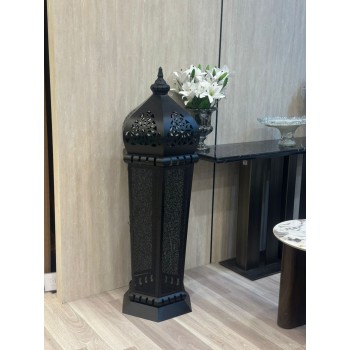  فانوس ديكوري أرضي بتصميم شرقي فاخر، مصنوع من المعدن باللون الأسود مع نقوش هندسية أنيقة تسمح بمرور الضوء بشكل جميل 132سم 