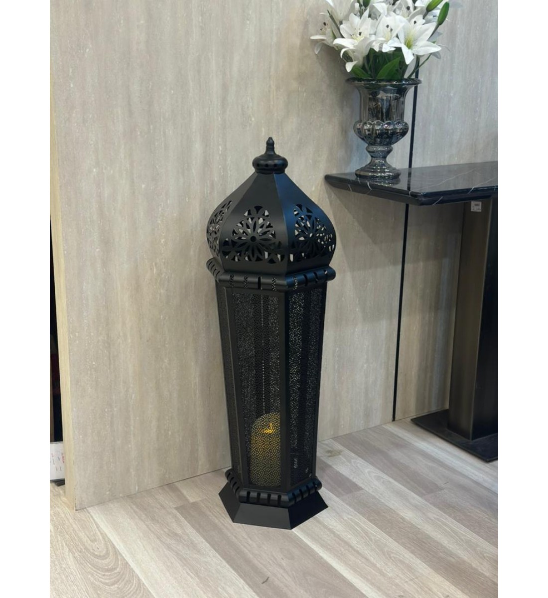  فانوس ديكوري أرضي بتصميم شرقي فاخر، مصنوع من المعدن باللون الأسود مع نقوش هندسية أنيقة تسمح بمرور الضوء بشكل جميل 94سم 