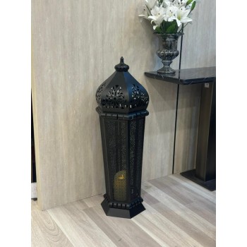  فانوس ديكوري أرضي بتصميم شرقي فاخر، مصنوع من المعدن باللون الأسود مع نقوش هندسية أنيقة تسمح بمرور الضوء بشكل جميل 94سم 