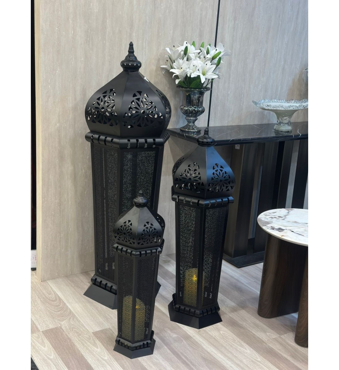  فانوس ديكوري أرضي بتصميم شرقي فاخر، مصنوع من المعدن باللون الأسود مع نقوش هندسية أنيقة تسمح بمرور الضوء بشكل جميل 94سم 