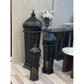  فانوس ديكوري أرضي بتصميم شرقي فاخر، مصنوع من المعدن باللون الأسود مع نقوش هندسية أنيقة تسمح بمرور الضوء بشكل جميل 94سم 