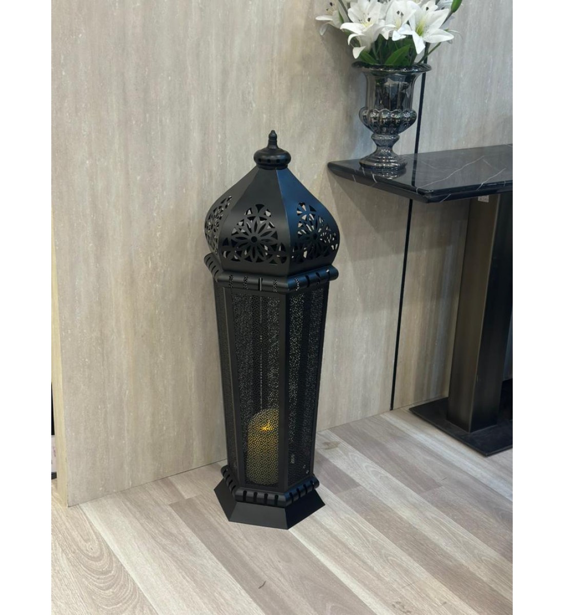  فانوس ديكوري أرضي بتصميم شرقي فاخر، مصنوع من المعدن باللون الأسود مع نقوش هندسية أنيقة تسمح بمرور الضوء بشكل جميل 94سم 