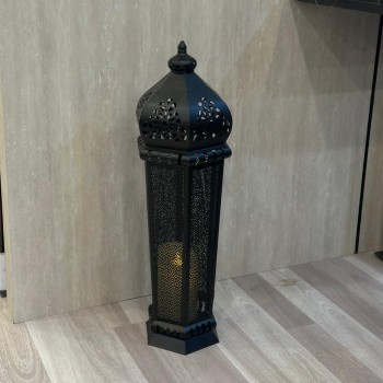  فانوس ديكوري أرضي بتصميم شرقي فاخر، مصنوع من المعدن باللون الأسود مع نقوش هندسية أنيقة تسمح بمرور الضوء بشكل جميل 71سم 
