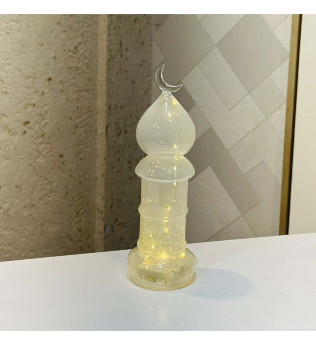 ديكور زجاجي أنيق بتصميم مستوحى من المآذن، مصنوع من زجاج شفاف بلون حليبي ناعم 32سم ديكور زجاجي أنيق بتصميم مستوحى من المآذن، مصنوع من زجاج شفاف بلون حليبي ناعم 32سم