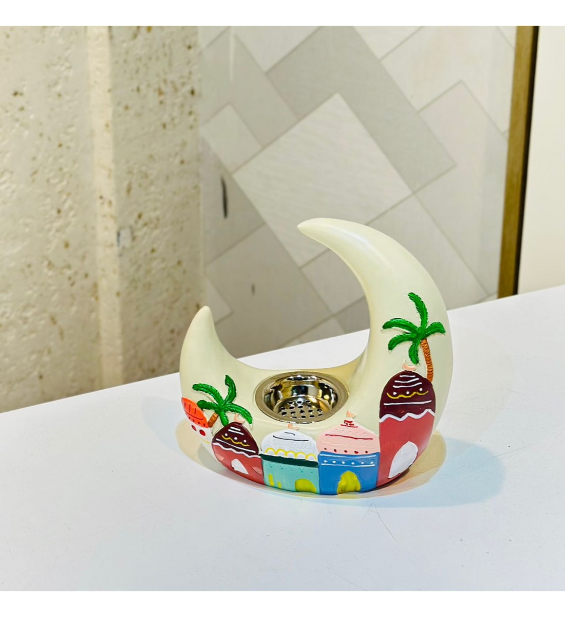 مبخرة ديكورية على شكل هلال بتصميم رمضاني جذاب، مصنوعة من خامة متينة بلون عاجي ناعم.16×16×8سم