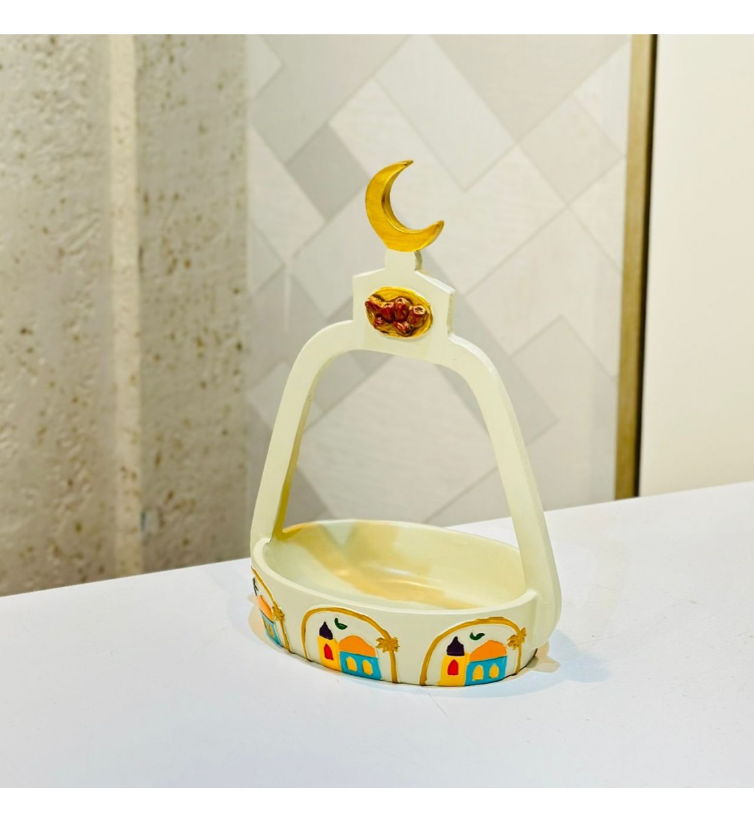 سلة ديكورية رمضانية بتصميم أنيق على شكل قوس، مصنوعة من خامة متينة باللون العاجي، ومزينة بهلال 17×11×25سم سلة ديكورية رمضانية بتصميم أنيق على شكل قوس، مصنوعة من خامة متينة باللون العاجي، ومزينة بهلال 17×11×25سم