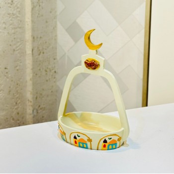 سلة ديكورية رمضانية بتصميم أنيق على شكل قوس، مصنوعة من خامة متينة باللون العاجي، ومزينة بهلال 17×11×25سم