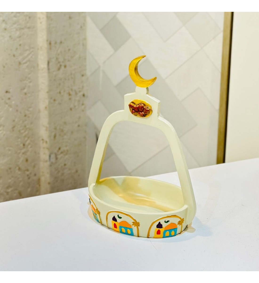 سلة ديكورية رمضانية بتصميم أنيق على شكل قوس، مصنوعة من خامة متينة باللون العاجي، ومزينة بهلال 17×11×25سم سلة ديكورية رمضانية بتصميم أنيق على شكل قوس، مصنوعة من خامة متينة باللون العاجي، ومزينة بهلال 17×11×25سم