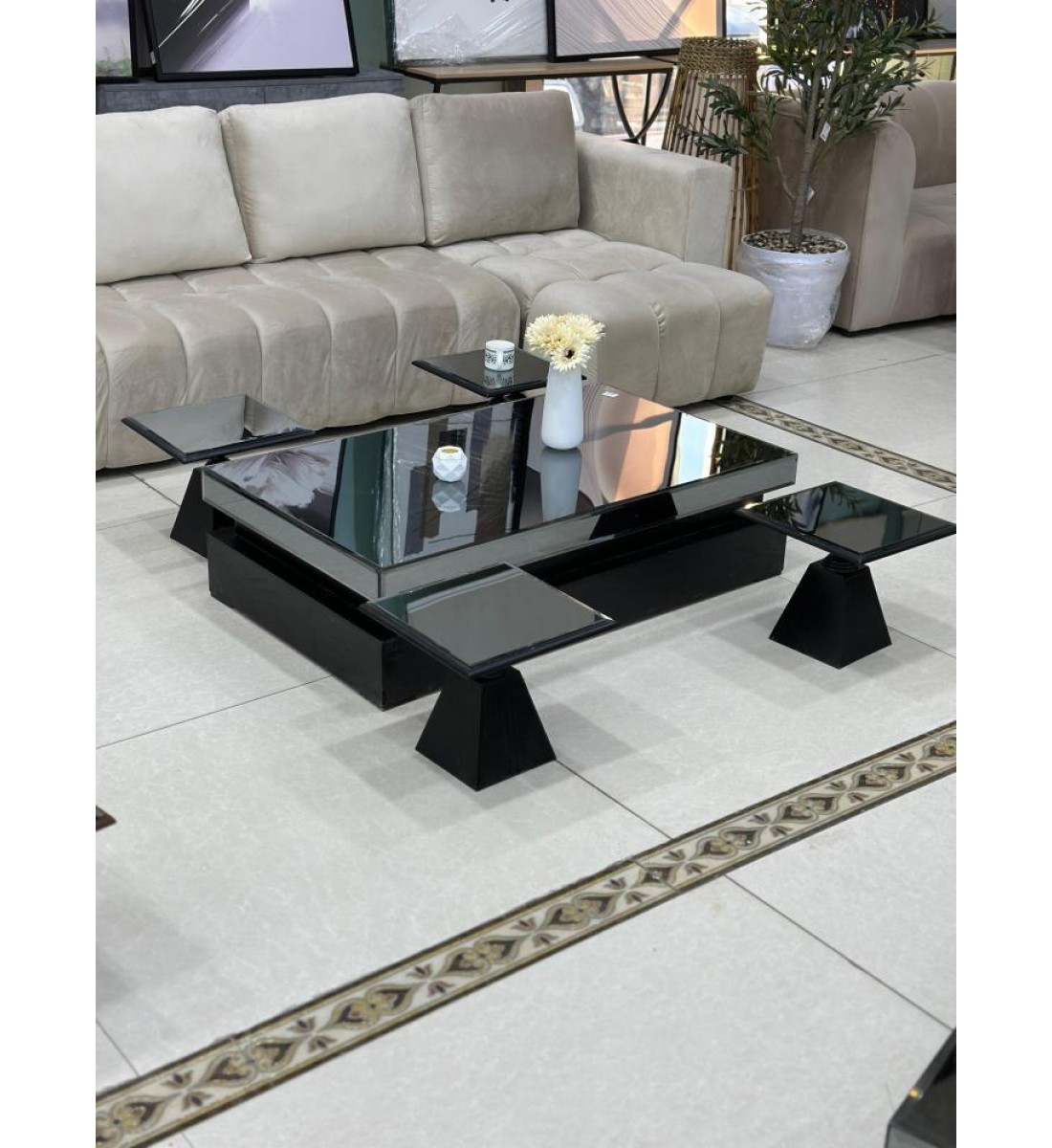  طقم طاولات ضيافة أرضية بسطح مرايا و4 طاولات خدمة باللون الاسود.  (منتج تفصيل )