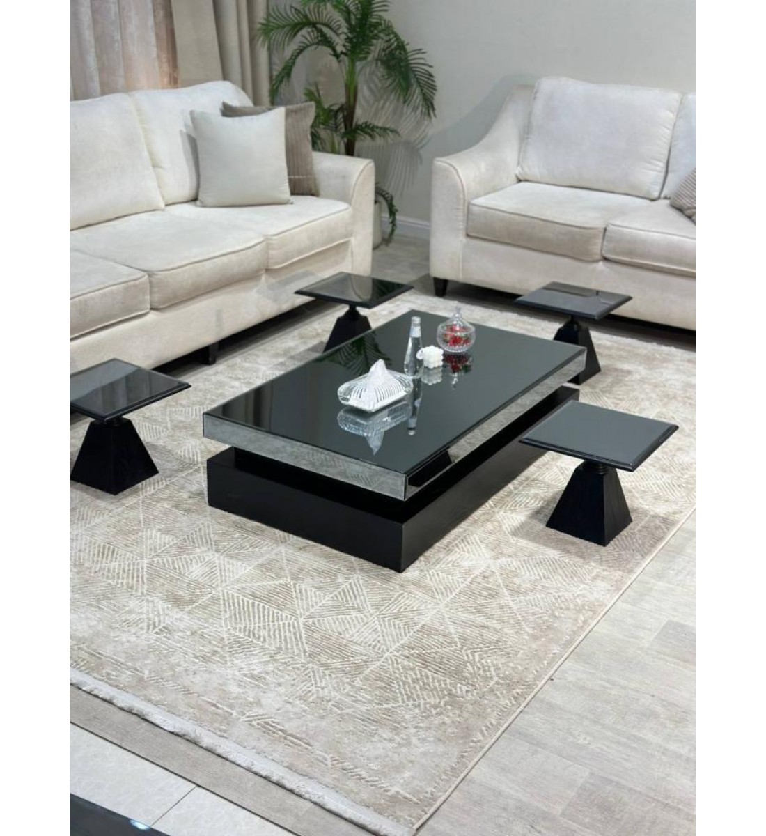  طقم طاولات ضيافة أرضية بسطح مرايا و4 طاولات خدمة باللون الاسود.  (منتج تفصيل )