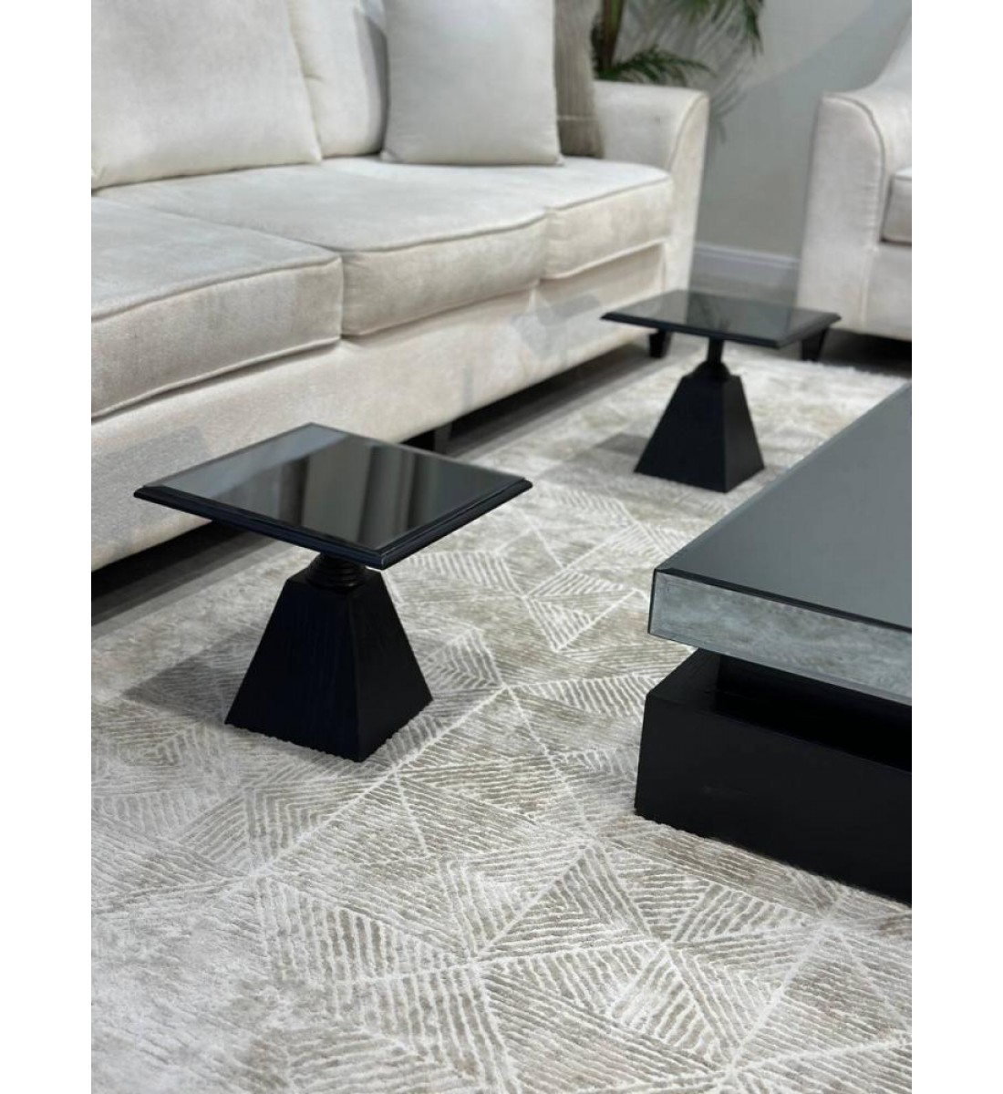  طقم طاولات ضيافة أرضية بسطح مرايا و4 طاولات خدمة باللون الاسود.  (منتج تفصيل )