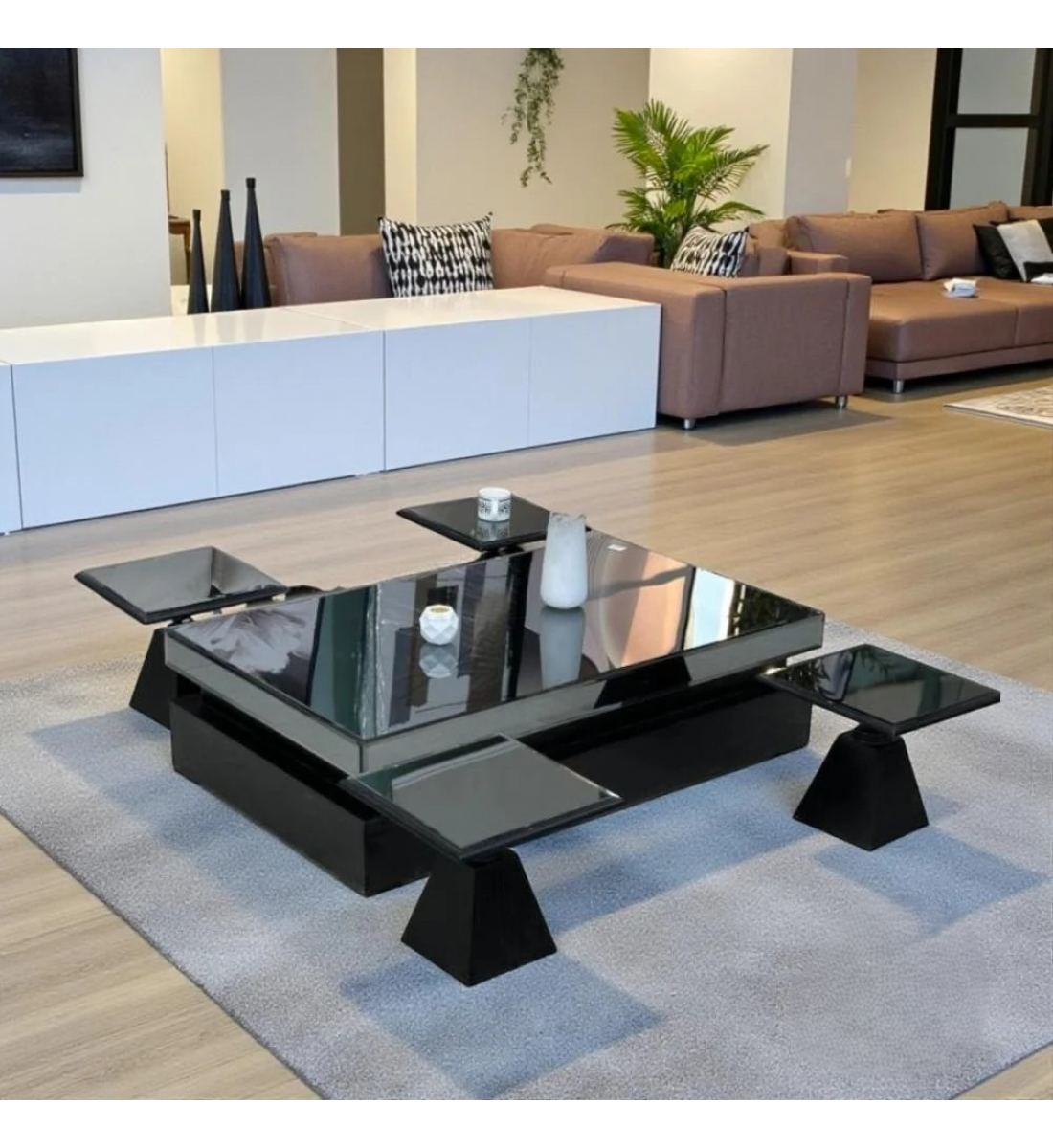  طقم طاولات ضيافة أرضية بسطح مرايا و4 طاولات خدمة باللون الاسود.  (منتج تفصيل )