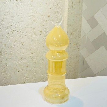 قطعة ديكور زجاجية أنيقة على شكل مئذنة بلون أصفر شفاف، تعلوها هلال زجاجي32×9×9سم 