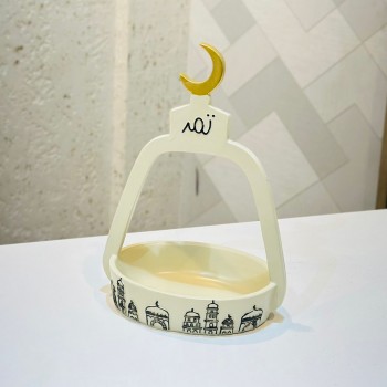 سلة ديكورية رمضانية بتصميم أنيق على شكل قوس، مصنوعة من خامة متينة باللون العاجي، ومزينة بهلال 17×11×25سم