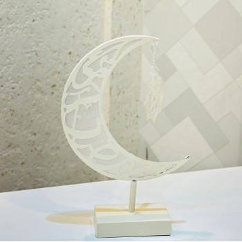  قطعة ديكور أنيقة على شكل هلال بتصميم عصري ولمسة فنية راقية، مصنوعة باللون الأبيض مع زخارف مفرغة 33×18×7سم 