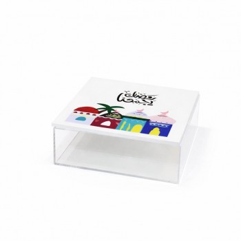 علبة أكريليك أنيقة بتصميم عصري، مصنوعة من خامة شفافة عالية الجودة مع غطاء أبيض أنيق مزين برسومات رمضانية20×20×7سم 