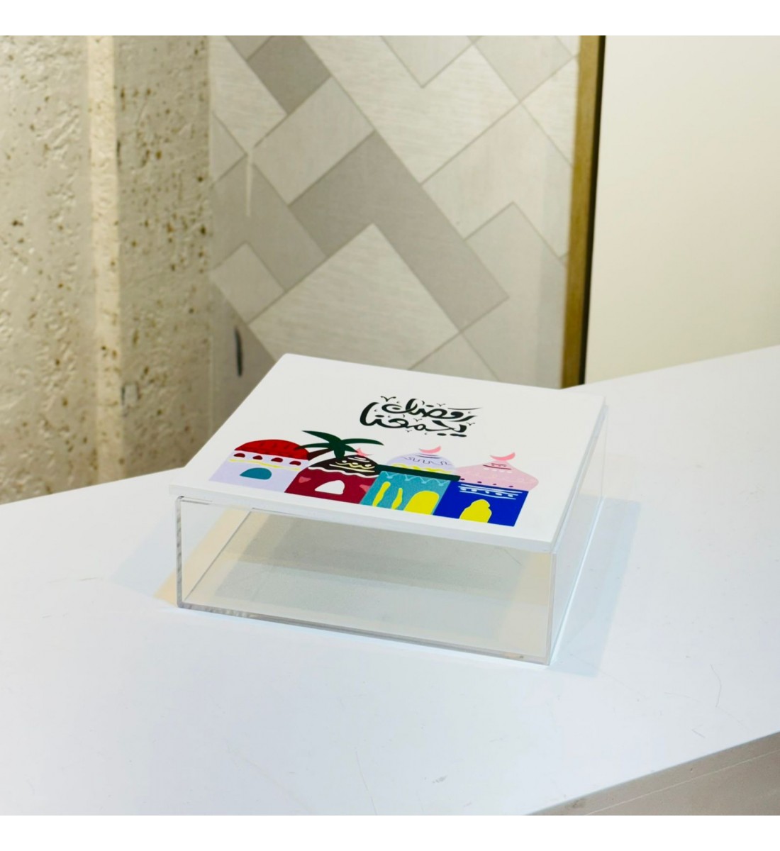 علبة أكريليك أنيقة بتصميم عصري، مصنوعة من خامة شفافة عالية الجودة مع غطاء أبيض أنيق مزين برسومات رمضانية20×20×7سم علبة أكريليك أنيقة بتصميم عصري، مصنوعة من خامة شفافة عالية الجودة مع غطاء أبيض أنيق مزين برسومات رمضانية20×20×7سم