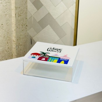 علبة أكريليك أنيقة بتصميم عصري، مصنوعة من خامة شفافة عالية الجودة مع غطاء أبيض أنيق مزين برسومات رمضانية20×20×7سم 