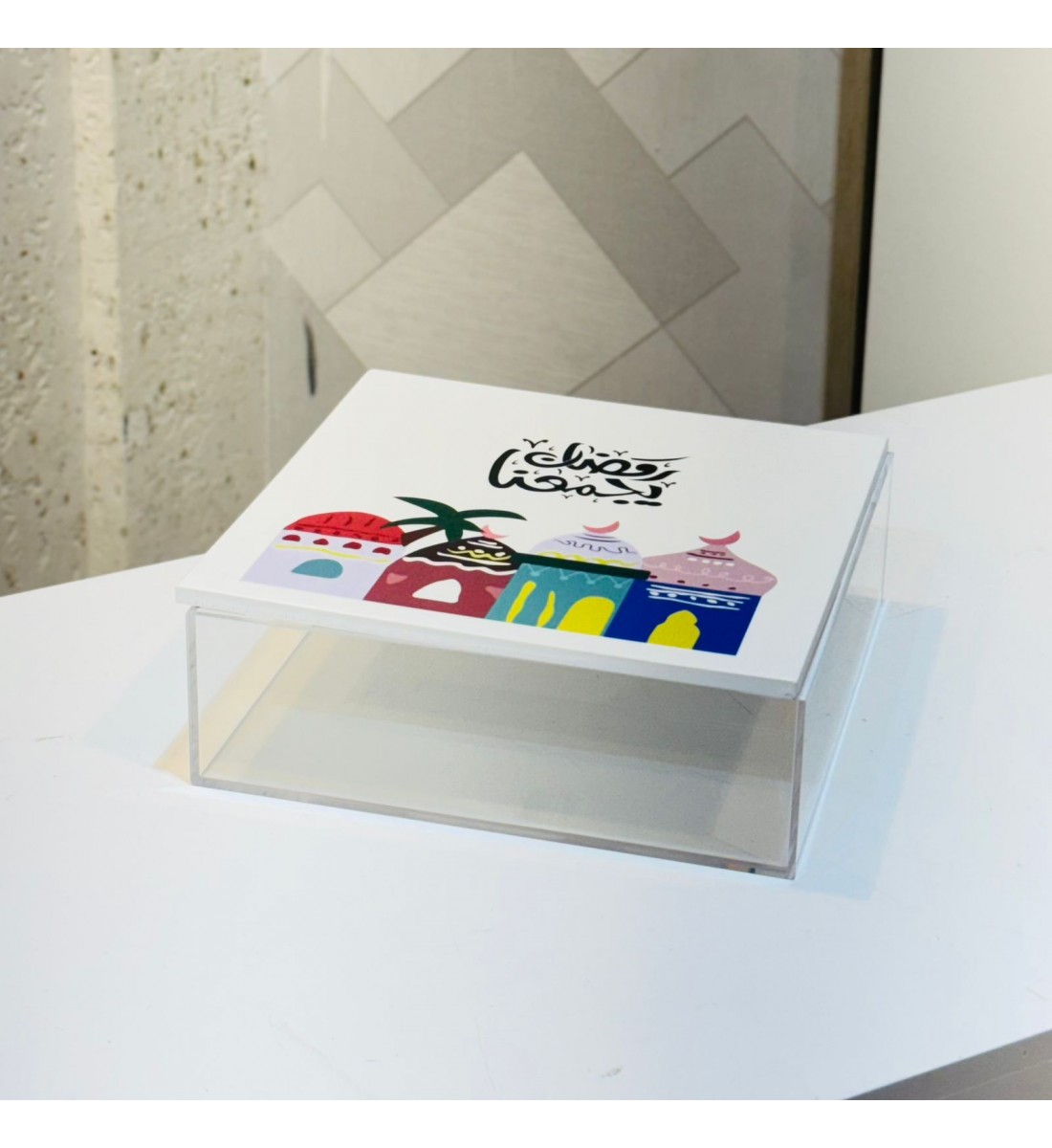 علبة أكريليك أنيقة بتصميم عصري، مصنوعة من خامة شفافة عالية الجودة مع غطاء أبيض أنيق مزين برسومات رمضانية20×20×7سم علبة أكريليك أنيقة بتصميم عصري، مصنوعة من خامة شفافة عالية الجودة مع غطاء أبيض أنيق مزين برسومات رمضانية20×20×7سم