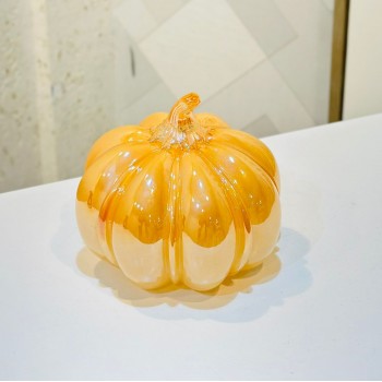  قطعة ديكور زجاجية على شكل قرع (يقطين) بلون عنبري شفاف، مصنوعة بدقة عالية 15×13×13سم