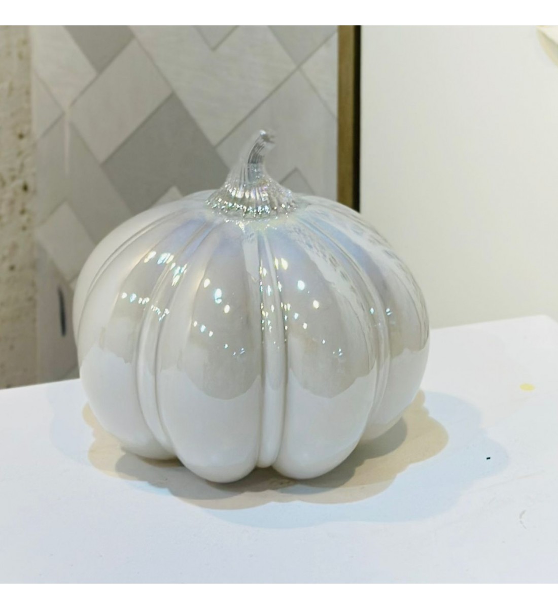 قطعة ديكور زجاجية فاخرة على شكل قرع (يقطين) بلون أبيض ناصع ولمعة راقية 22×16×16سم