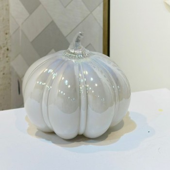 قطعة ديكور زجاجية فاخرة على شكل قرع (يقطين) بلون أبيض ناصع ولمعة راقية 22×16×16سم