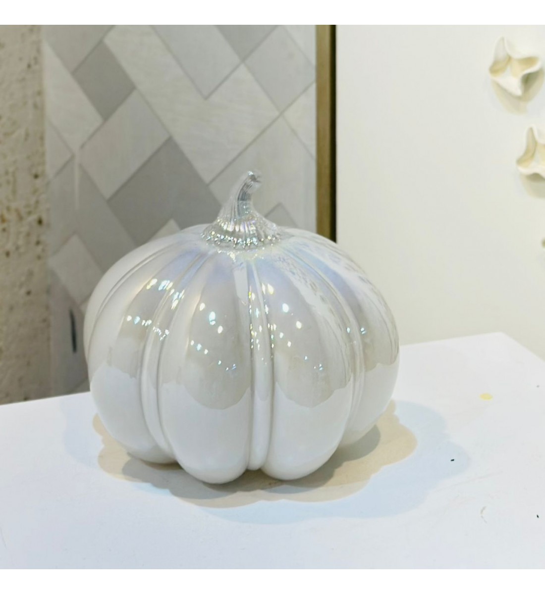 قطعة ديكور زجاجية فاخرة على شكل قرع (يقطين) بلون أبيض ناصع ولمعة راقية 22×16×16سم