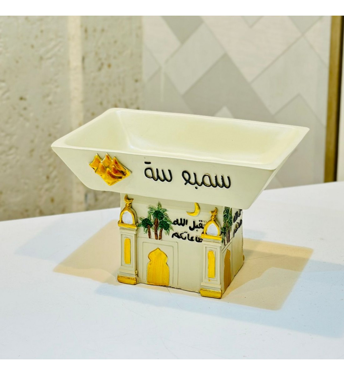 وعاء تقديم ديكوري مرتفع بتصميم تراثي أنيق، مصنوع بعناية ليجمع بين الجمال والوظيفة. 20×13×13سم