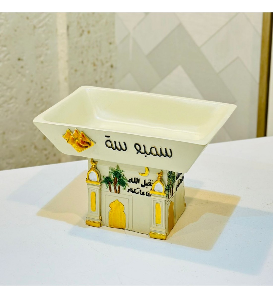 وعاء تقديم ديكوري مرتفع بتصميم تراثي أنيق، مصنوع بعناية ليجمع بين الجمال والوظيفة. 20×13×13سم