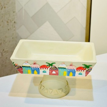 وعاء تقديم ديكوري مرتفع بتصميم تراثي أنيق، مصنوع بعناية ليجمع بين الجمال والوظيفة. 20×13×13سم