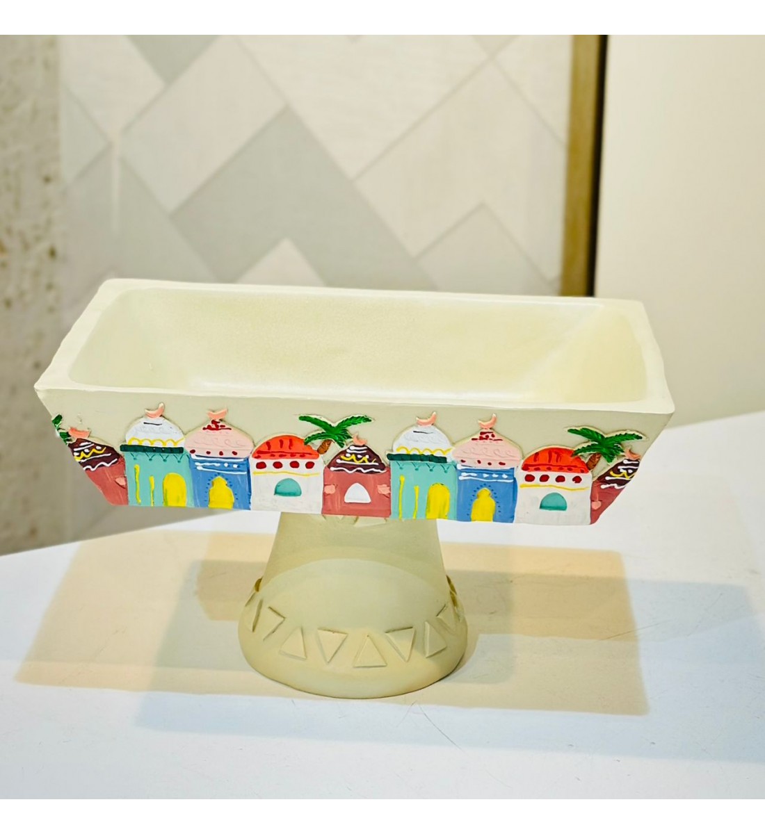 وعاء تقديم ديكوري مرتفع بتصميم تراثي أنيق، مصنوع بعناية ليجمع بين الجمال والوظيفة. 20×13×13سم