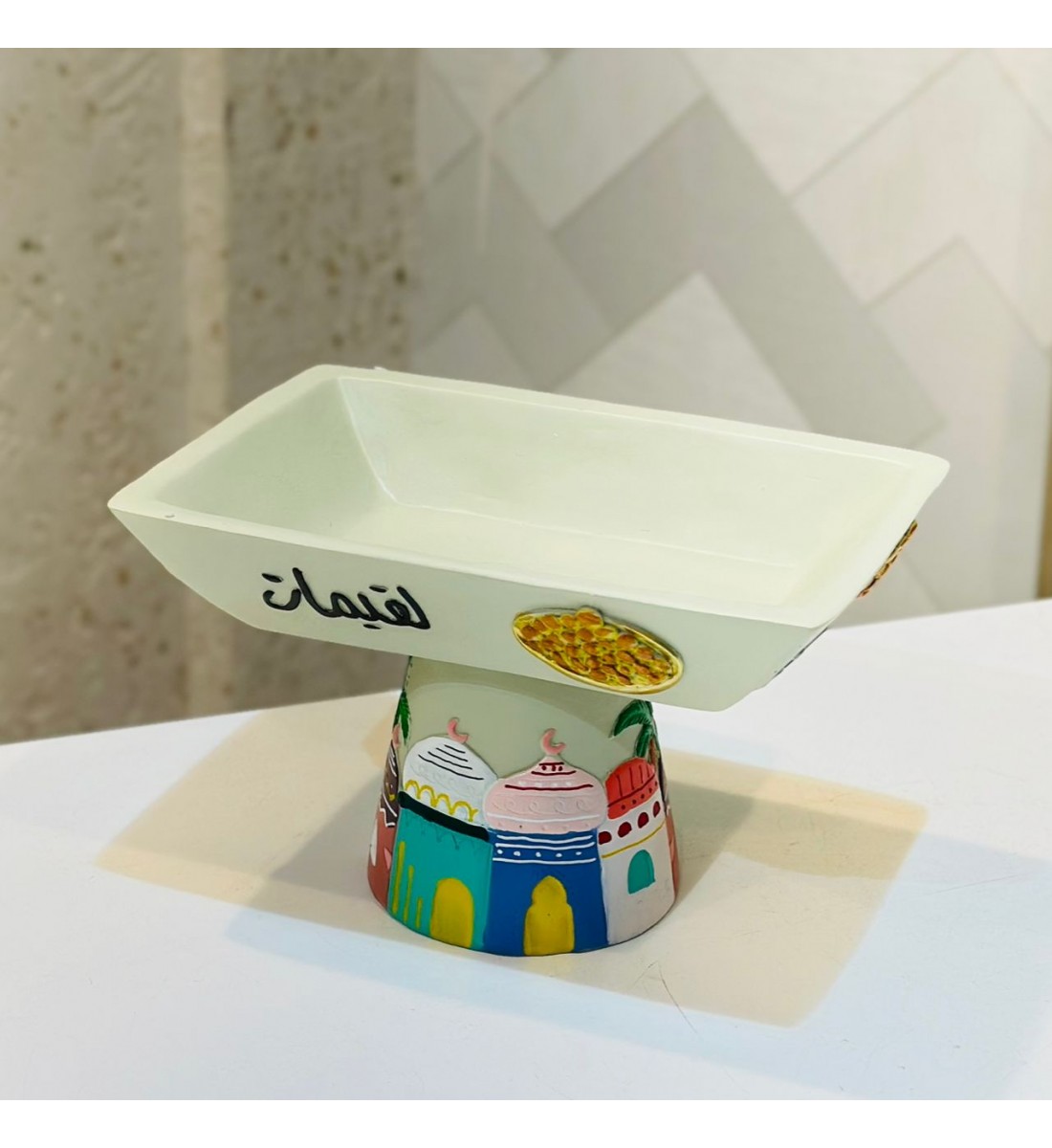 وعاء تقديم ديكوري مرتفع بتصميم تراثي أنيق، مصنوع بعناية ليجمع بين الجمال والوظيفة. 20×13×13سم