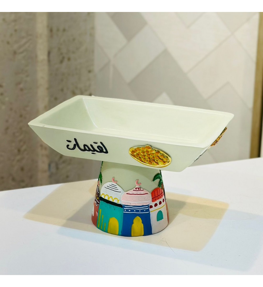 وعاء تقديم ديكوري مرتفع بتصميم تراثي أنيق، مصنوع بعناية ليجمع بين الجمال والوظيفة. 20×13×13سم