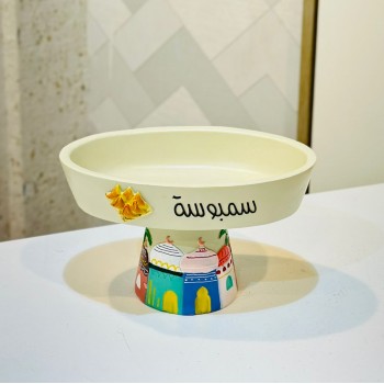 وعاء تقديم ديكوري مرتفع بتصميم تراثي أنيق، مصنوع بعناية ليجمع بين الجمال والوظيفة. 20×13×12سم