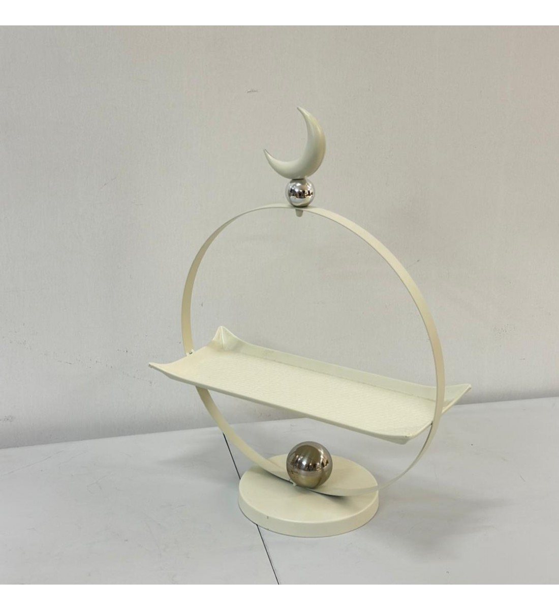 ستاند تقديم معدني بتصميم عصري راقٍ مستوحى من أجواء رمضان، 44×32×11سم 