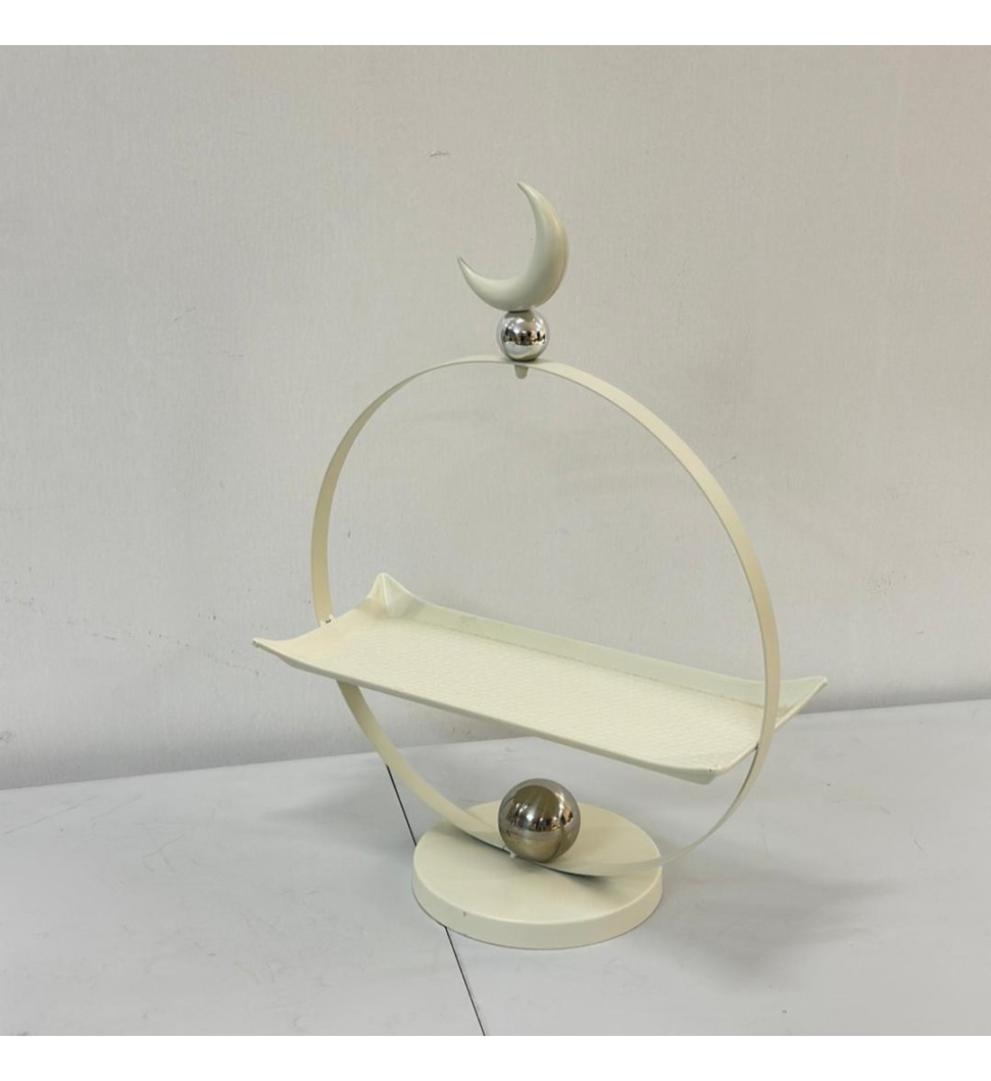 ستاند تقديم معدني بتصميم عصري راقٍ مستوحى من أجواء رمضان، 44×32×11سم 