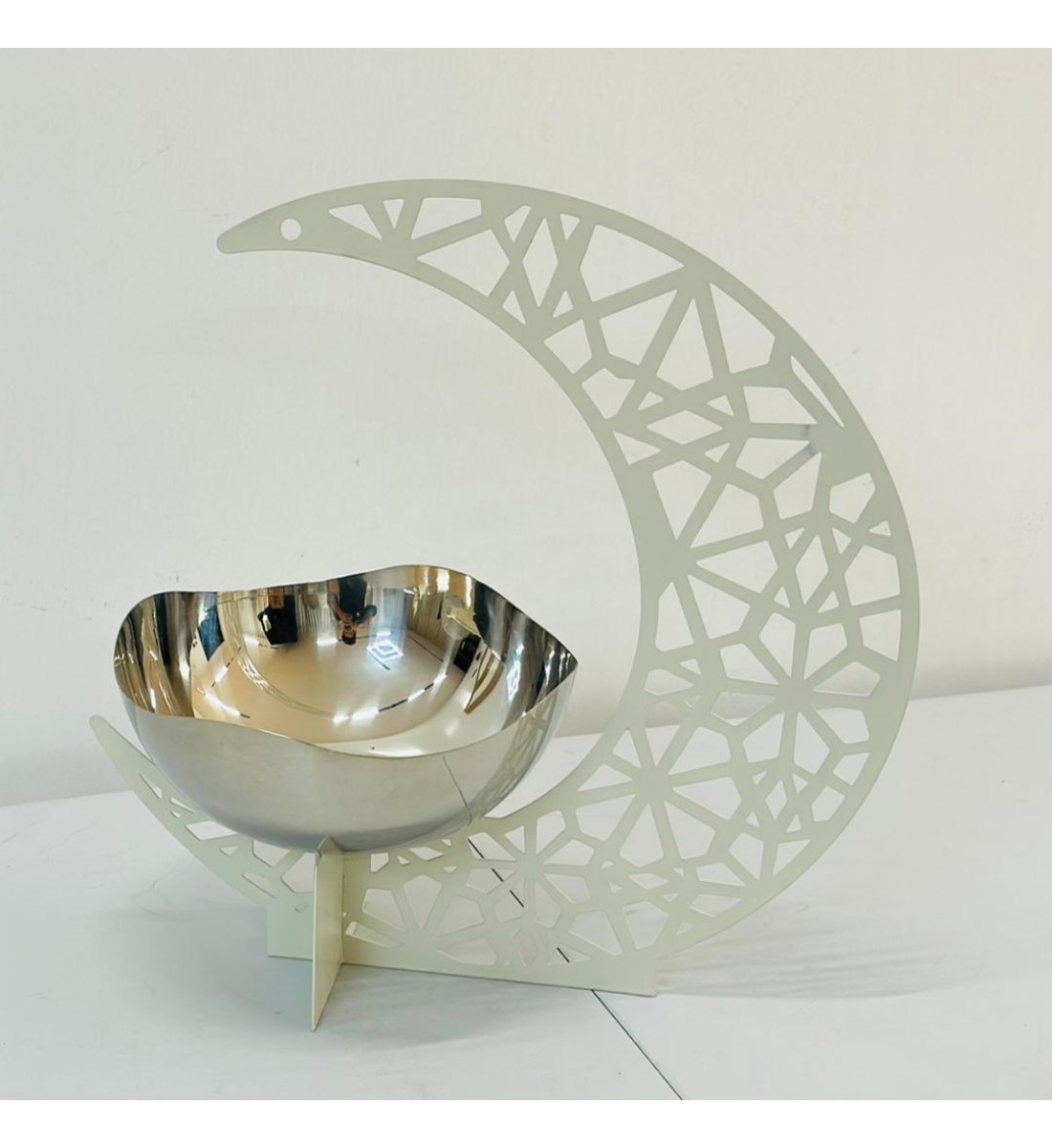 ستاند تقديم معدني بتصميم عصري راقٍ مستوحى من أجواء رمضان ،  20×35×20سم 