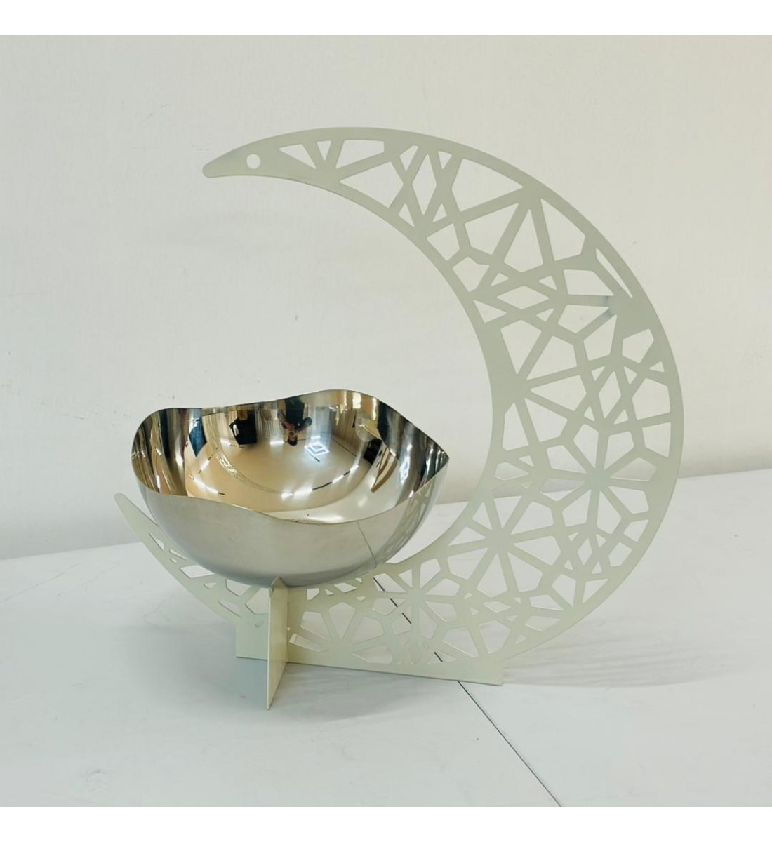 ستاند تقديم معدني بتصميم عصري راقٍ مستوحى من أجواء رمضان ،  20×35×20سم 